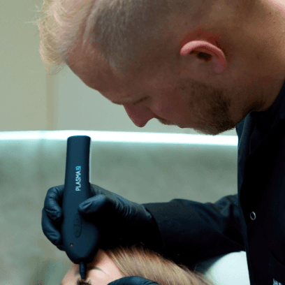 Dermatolog MUDr. Martin Bortlík ošetřuje oblast víček mladé pacientky pomocí plasmapera.
